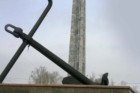 Площадь 10-го апреля прихорашивается к своему главному празднику (фоторепортаж)