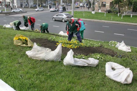 Площадь 10-го апреля прихорашивается к своему главному празднику (фоторепортаж)