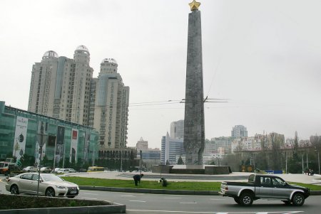 Площадь 10-го апреля прихорашивается к своему главному празднику (фоторепортаж)