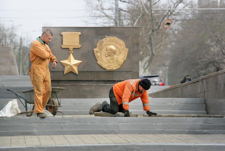 Площадь 10-го апреля прихорашивается к своему главному празднику (фоторепортаж)