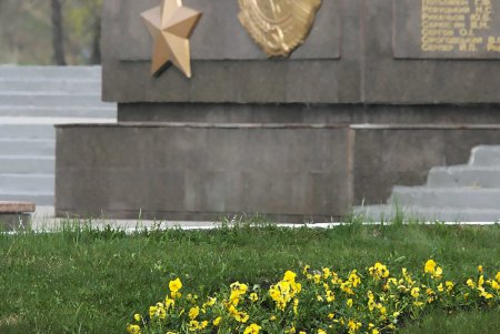 Площадь 10-го апреля прихорашивается к своему главному празднику (фоторепортаж)