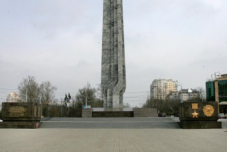 Площадь 10-го апреля прихорашивается к своему главному празднику (фоторепортаж)
