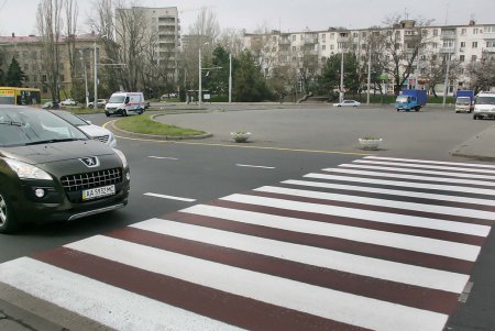 Площадь 10-го апреля прихорашивается к своему главному празднику (фоторепортаж)