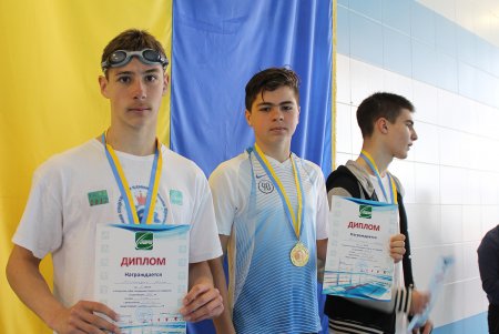 Для воспитанников «Академии спорта» в третий раз голубая вода стала легкой и победной (фото)