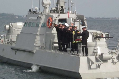 Военные моряки и пограничники почтили память освободителей Одессы (фото)