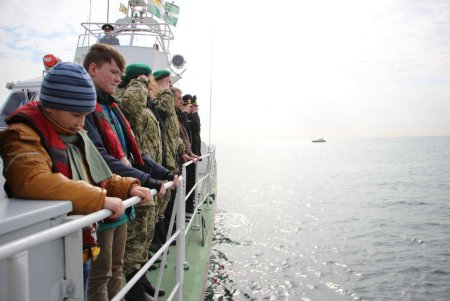 Военные моряки и пограничники почтили память освободителей Одессы (фото)