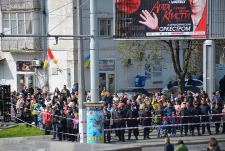 День освобождения Одессы: праздничное возложение к стеле «Крылья Победы», военные мотивы и парад духовых оркестров (фото) 
