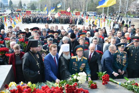 День освобождения Одессы: праздничное возложение к стеле «Крылья Победы», военные мотивы и парад духовых оркестров (фото) 