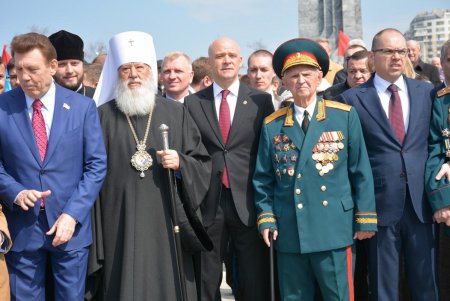 День освобождения Одессы: праздничное возложение к стеле «Крылья Победы», военные мотивы и парад духовых оркестров (фото) 
