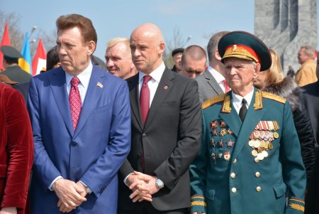 День освобождения Одессы: праздничное возложение к стеле «Крылья Победы», военные мотивы и парад духовых оркестров (фото) 