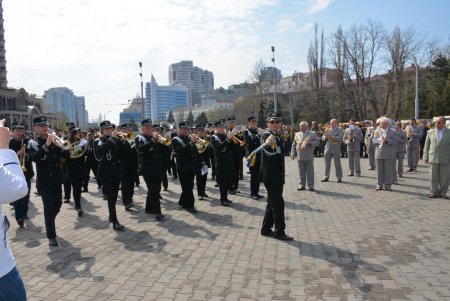 День освобождения Одессы: праздничное возложение к стеле «Крылья Победы», военные мотивы и парад духовых оркестров (фото) 