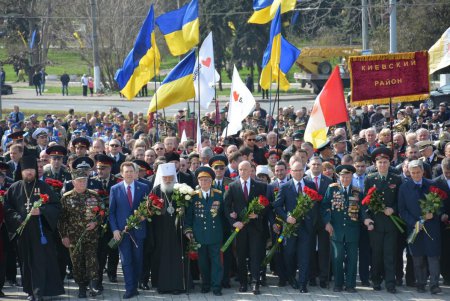 День освобождения Одессы: праздничное возложение к стеле «Крылья Победы», военные мотивы и парад духовых оркестров (фото) 