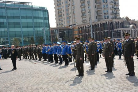 День освобождения Одессы: праздничное возложение к стеле «Крылья Победы», военные мотивы и парад духовых оркестров (фото) 