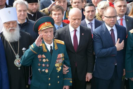 День освобождения Одессы: праздничное возложение к стеле «Крылья Победы», военные мотивы и парад духовых оркестров (фото) 