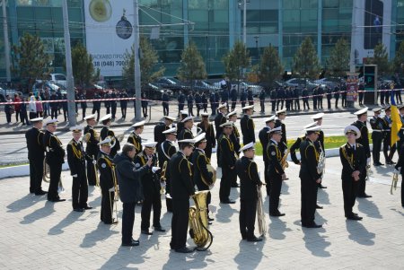 День освобождения Одессы: праздничное возложение к стеле «Крылья Победы», военные мотивы и парад духовых оркестров (фото) 