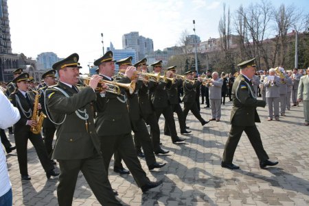 День освобождения Одессы: праздничное возложение к стеле «Крылья Победы», военные мотивы и парад духовых оркестров (фото) 