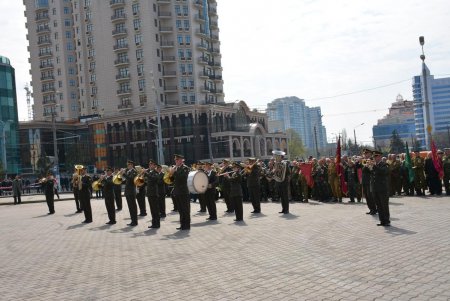 День освобождения Одессы: праздничное возложение к стеле «Крылья Победы», военные мотивы и парад духовых оркестров (фото) 