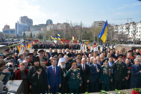 День освобождения Одессы: праздничное возложение к стеле «Крылья Победы», военные мотивы и парад духовых оркестров (фото) 
