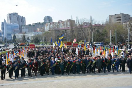 День освобождения Одессы: праздничное возложение к стеле «Крылья Победы», военные мотивы и парад духовых оркестров (фото) 