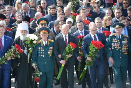 День освобождения Одессы: праздничное возложение к стеле «Крылья Победы», военные мотивы и парад духовых оркестров (фото) 