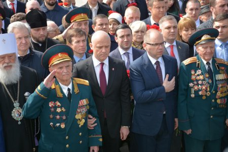 День освобождения Одессы: праздничное возложение к стеле «Крылья Победы», военные мотивы и парад духовых оркестров (фото) 