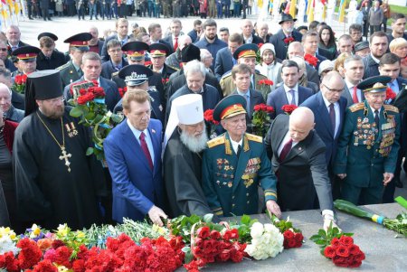 День освобождения Одессы: праздничное возложение к стеле «Крылья Победы», военные мотивы и парад духовых оркестров (фото) 