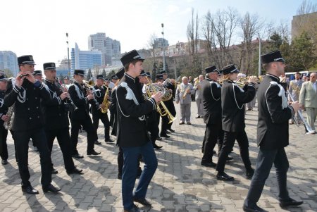 День освобождения Одессы: праздничное возложение к стеле «Крылья Победы», военные мотивы и парад духовых оркестров (фото) 