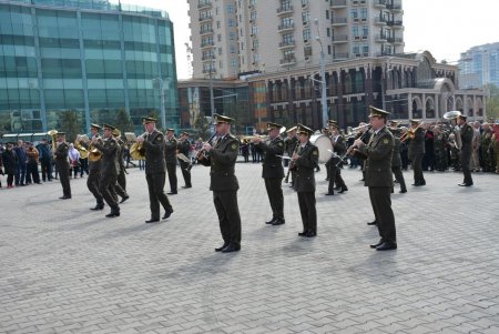 День освобождения Одессы: праздничное возложение к стеле «Крылья Победы», военные мотивы и парад духовых оркестров (фото) 