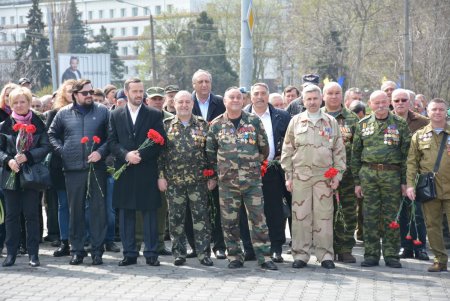 День освобождения Одессы: праздничное возложение к стеле «Крылья Победы», военные мотивы и парад духовых оркестров (фото) 