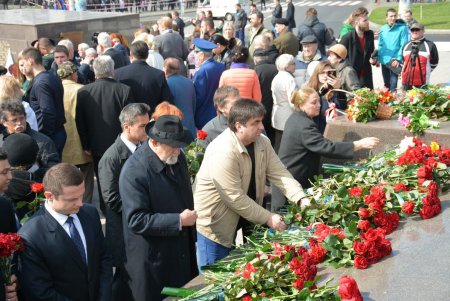День освобождения Одессы: праздничное возложение к стеле «Крылья Победы», военные мотивы и парад духовых оркестров (фото) 
