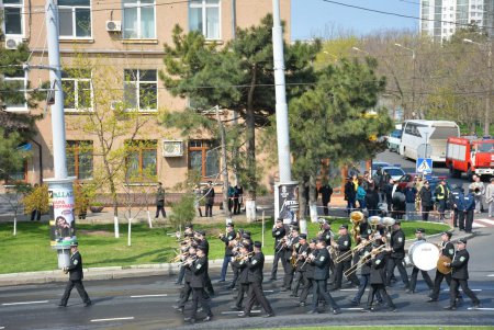 День освобождения Одессы: праздничное возложение к стеле «Крылья Победы», военные мотивы и парад духовых оркестров (фото) 