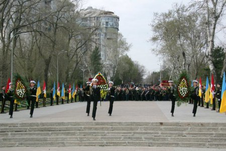 Аллея Славы и памятник Неизвестному матросу — две знаковых точки на карте и в душе города-героя Одессы спустя 73 года  после его освобождения (фоторепортаж)