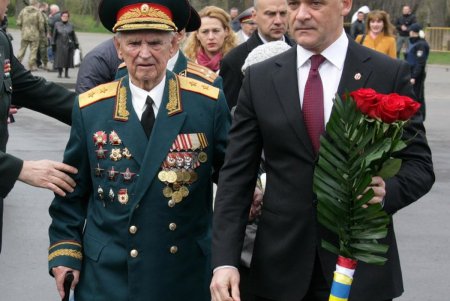 Аллея Славы и памятник Неизвестному матросу — две знаковых точки на карте и в душе города-героя Одессы спустя 73 года  после его освобождения (фоторепортаж)