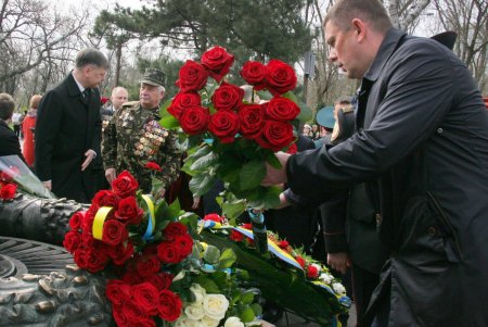 Аллея Славы и памятник Неизвестному матросу — две знаковых точки на карте и в душе города-героя Одессы спустя 73 года  после его освобождения (фоторепортаж)