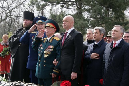 Аллея Славы и памятник Неизвестному матросу — две знаковых точки на карте и в душе города-героя Одессы спустя 73 года  после его освобождения (фоторепортаж)