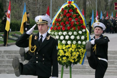 Аллея Славы и памятник Неизвестному матросу — две знаковых точки на карте и в душе города-героя Одессы спустя 73 года  после его освобождения (фоторепортаж)