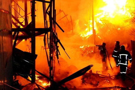 Пожар на одесском причале уничтожил 15 частных домов (фото) 