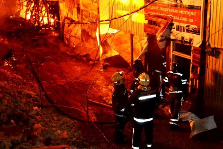Пожар на одесском причале уничтожил 15 частных домов (фото) 