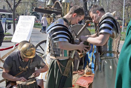 На Дерибасовской временно расположились «римляне» (фоторепортаж)