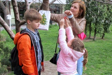 В одесском Горсаду дерево зацвело пасхальными крашенками (фото)