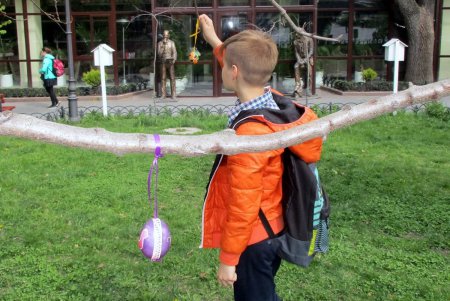 В одесском Горсаду дерево зацвело пасхальными крашенками (фото)