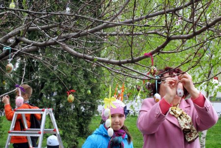 В одесском Горсаду дерево зацвело пасхальными крашенками (фото)
