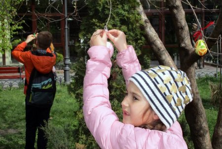 В одесском Горсаду дерево зацвело пасхальными крашенками (фото)