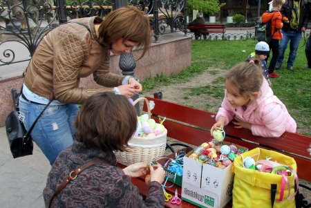 В одесском Горсаду дерево зацвело пасхальными крашенками (фото)