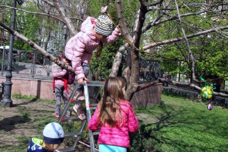 В одесском Горсаду дерево зацвело пасхальными крашенками (фото)