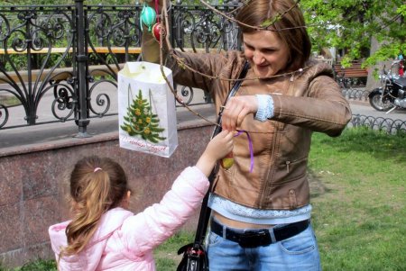 В одесском Горсаду дерево зацвело пасхальными крашенками (фото)