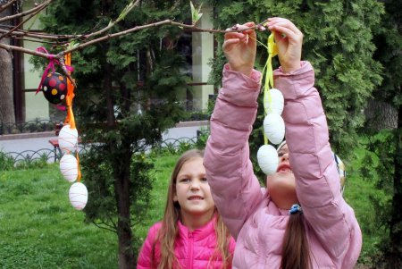 В одесском Горсаду дерево зацвело пасхальными крашенками (фото)