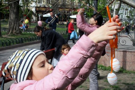 В одесском Горсаду дерево зацвело пасхальными крашенками (фото)