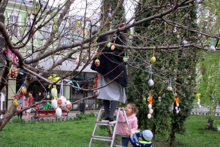 В одесском Горсаду дерево зацвело пасхальными крашенками (фото)