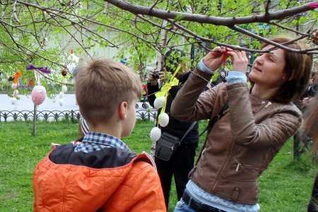 В одесском Горсаду дерево зацвело пасхальными крашенками (фото)
